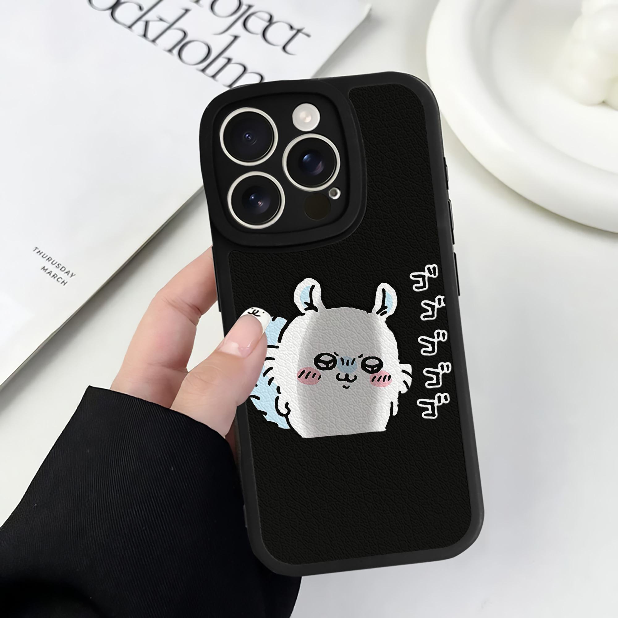 （画像用） ちいかわ モモンガ Chii-kawa Momonga 【iPhone 16シリーズ対応】シリコンスマホケース（レザー調） 材質：シリコン